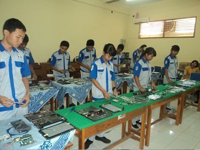 DIT PSMK JAKARTA LAGI-LAGI MEMPERCAYAI SISWA-SISWI SMK NEGERI 3 SINGARAJA MELAKSANAKAN PERAKITAN LAPTOP DAN KOMPUTER